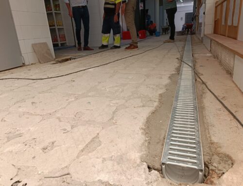 Comienzan las obras para renovar solería, saneamientos, pintura e iluminación en el mercado de abastos