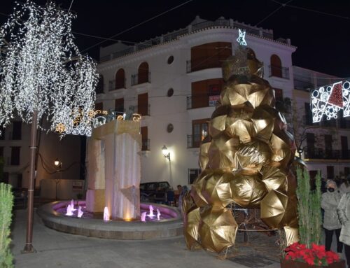 ¡Llega la Navidad a Lanjarón! Así se inauguró el alumbrado navideño, el Belén municipal y la casita de Papá Noel en la Plaza Juanito Valderrama (g
