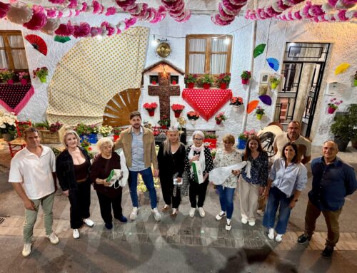 Casi una veintena de cruces llenan de color y alegría las calles, plazas y rincones de Lanjarón