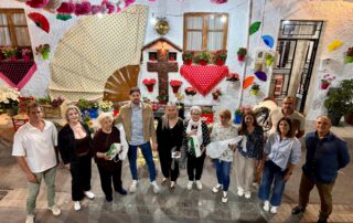 Casi una veintena de cruces llenan de color y alegría las calles, plazas y rincones de Lanjarón FOTO 1