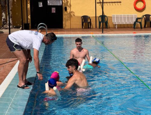 Pequeños y adultos ya disfrutan de las clases de natación de verano en Lanjarón