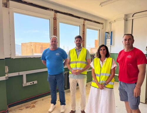 Lanjarón avanza en la mejora del colegio Lucena Rivas con una inversión de 75.000 euros en la sustitución de ventanas