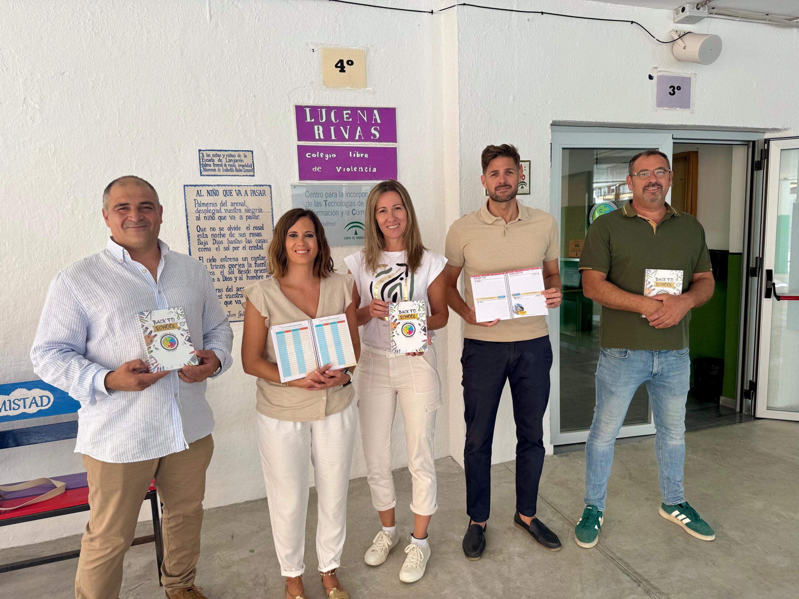 Entrega-agendas-colegio-Lucena-Rivas-Lanjaron-inicio-curso-escolar-2025-2026