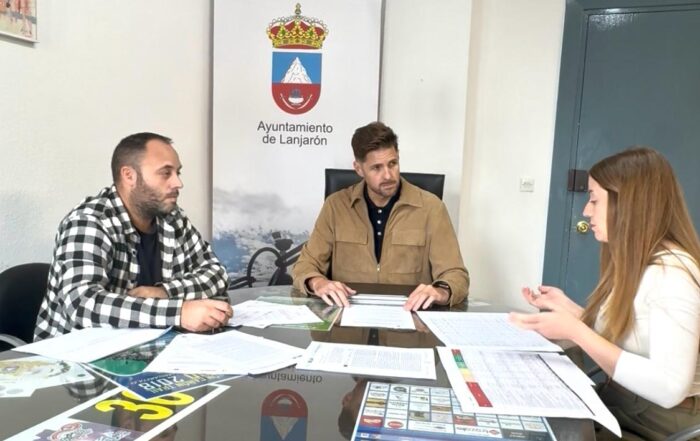 Reunión del alcalde de Lanjarón junto a la concejal de Economía para conocer el estado de las subvenciones