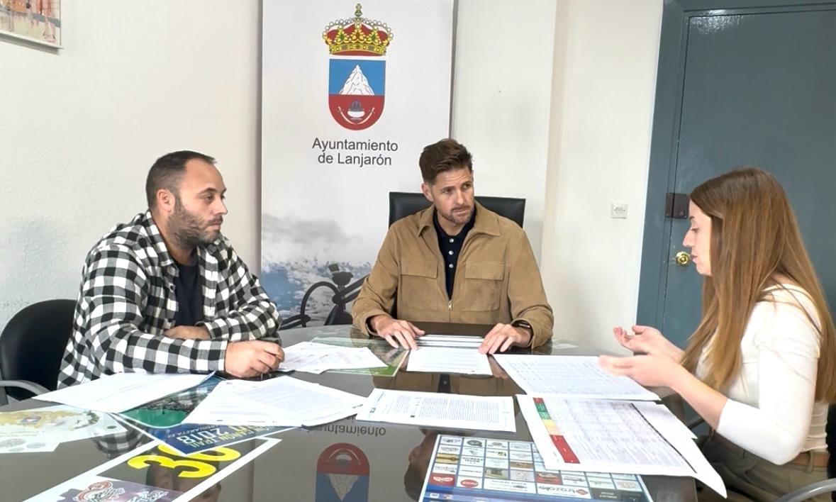Reunión del alcalde de Lanjarón junto a la concejal de Economía para conocer el estado de las subvenciones