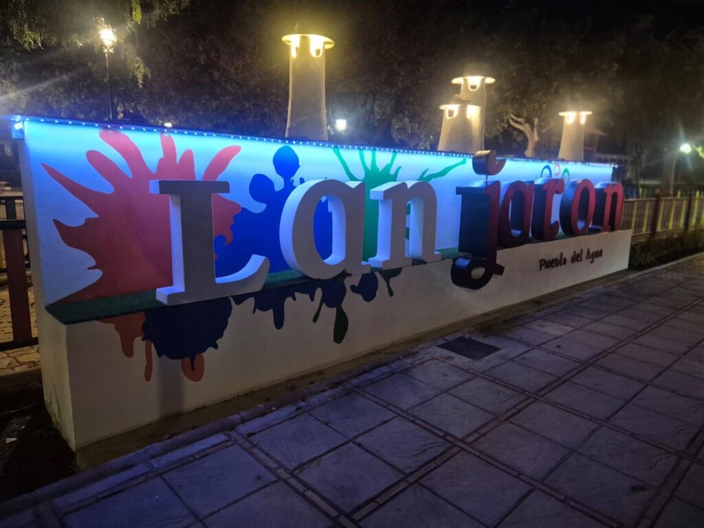 Letrero nocturno iluminado Lanjarón Pueblo del Agua