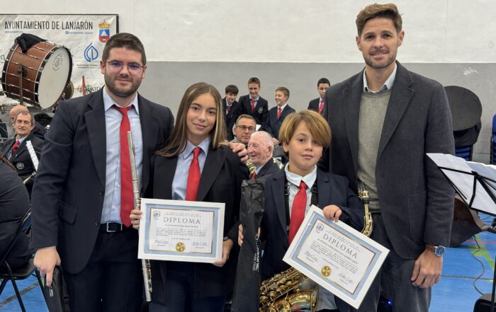 El presidente de la Asociación Musical de Lanjarón y el alcalde hacen entrega del reconocimiento a las nuevas incorporaciones de la banda