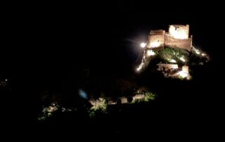 El Castillo Medieval de Lanjarón iluminado