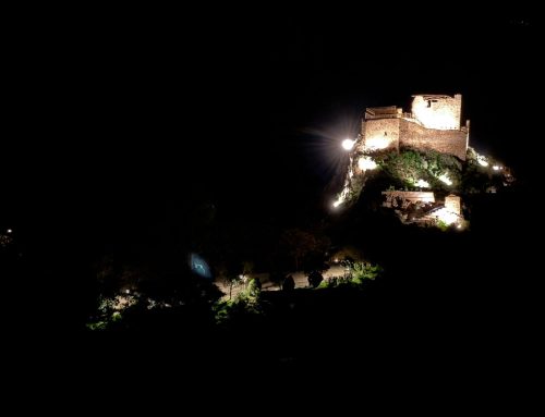 El Castillo Medieval de Lanjarón estrena luminaria y mejora su acceso con una inversión de 70.000 euros