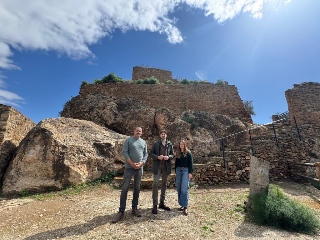 El alcade de Lanjarón, Eric Escobedo, al centro, junto a los concejales de Obras y Turismo, respectivamente, en el Castillo Medieval de Lanjarón