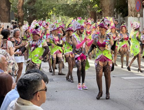 “La Pública” reúne a cerca de un millar de participantes en una explosión de color y música durante las Fiestas del Agua y del Jamón de Lanjarón