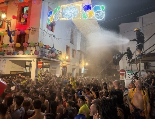 La noche en la que Lanjarón volvió a mojarse: 20.000 personas celebran la Carrera del Agua en su estreno como Fiesta de Interés Turístico Nacional